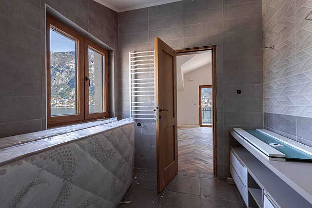 A luxurious three-story villa on the first sea line in  Kotor — photo 25